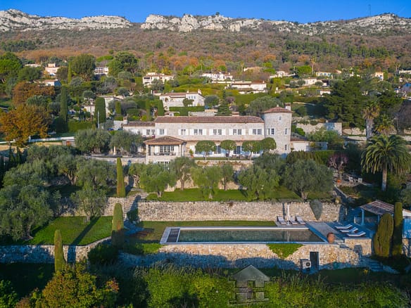 6 Bedroom Villa/House in Vence 26