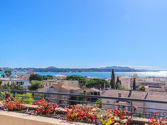 3 Bedroom Apartment in Bandol 3