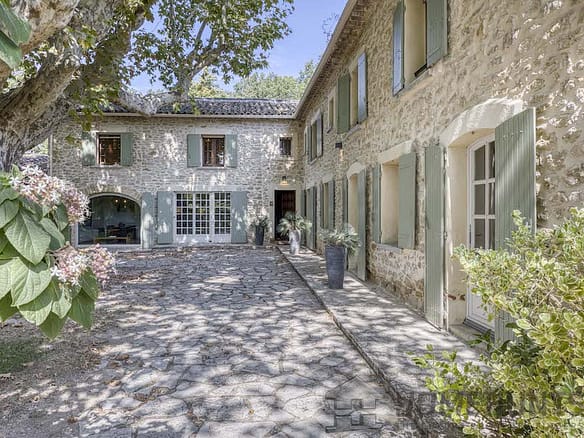 8 Bedroom Villa/House in Vacqueyras 6