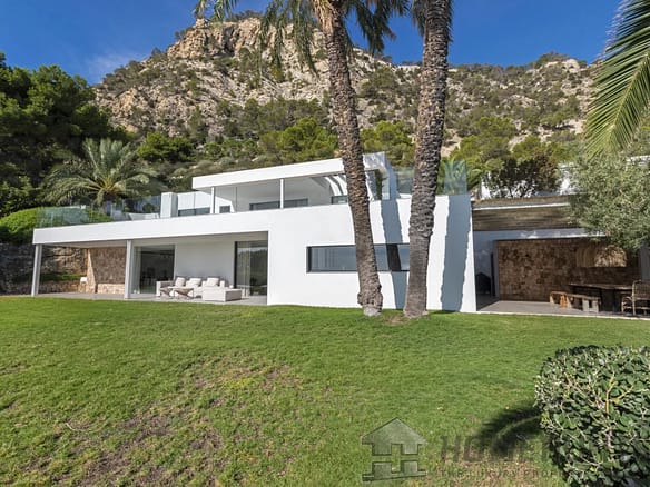 5 Bedroom Villa/House in Es Cubells 3