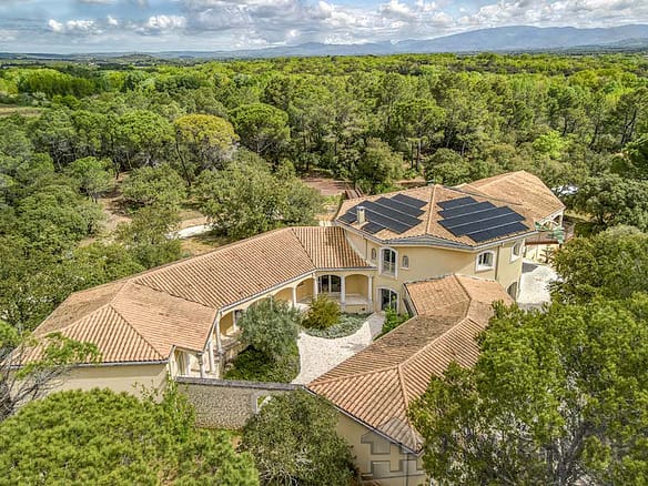 Villa/House For Sale in Suze La Rousse 32