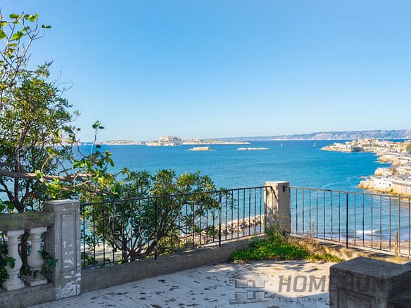 8 Bedroom Villa/House in Marseille 3