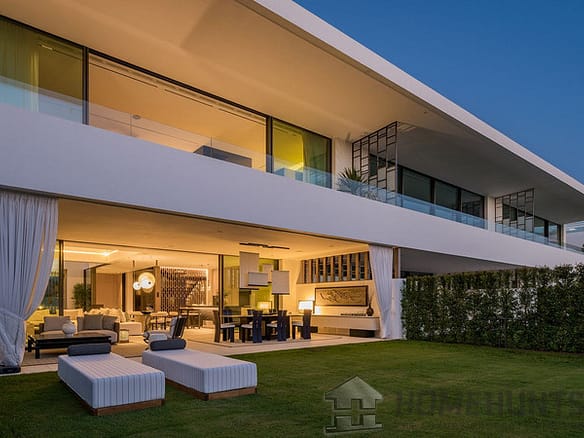 4 Bedroom Villa/House in The Golden Mile 6