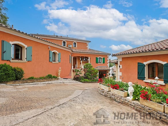 6 Bedroom Villa/House in Flassans Sur Issole 10