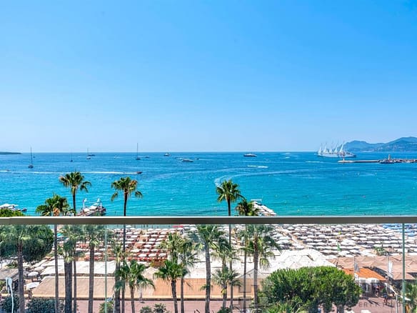 3 Bedroom Apartment in Cannes 32