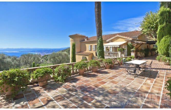 5 Beautifully Landscaped Luxury Villas in France 9