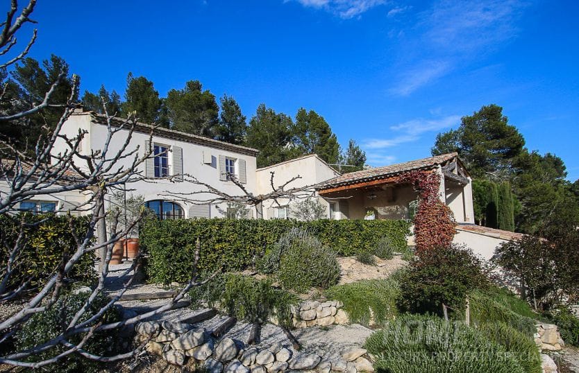 5 Must-See Luxury Properties in Alpilles, France 4 5 Must-See Luxury Properties in Alpilles, France 3