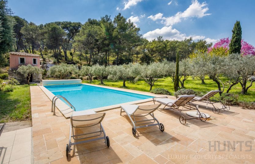 5 Must-See Luxury Properties in Alpilles, France 6 5 Must-See Luxury Properties in Alpilles, France 5