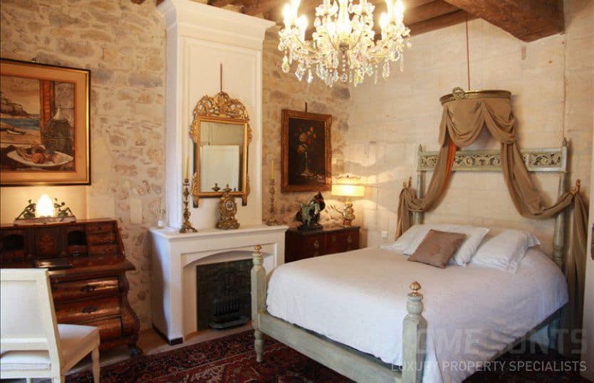 What are the property hotspots of Arles? 3 property in arles