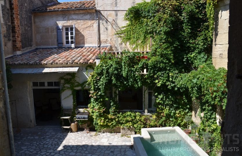 What are the property hotspots of Arles? 6 property in arles