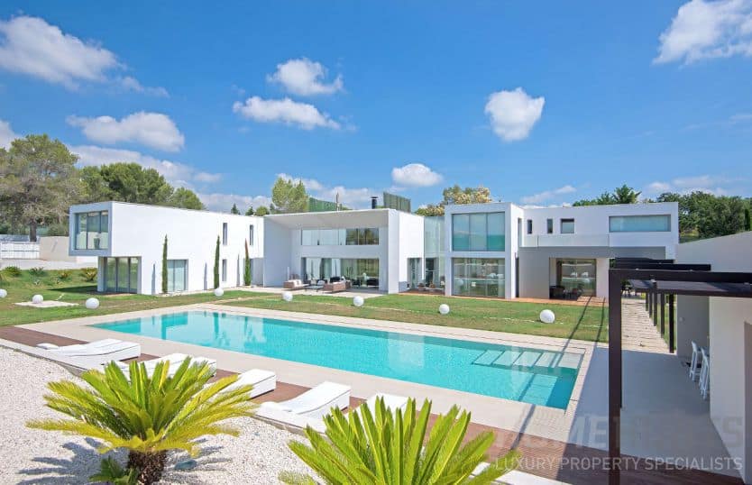 5 Stunning Luxury Properties in Mougins (Fit for a Millionaire) 3 5 Stunning Luxury Properties in Mougins (Fit for a Millionaire) 2