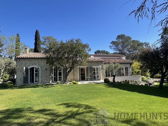Villa/House For Sale in St Raphael 3