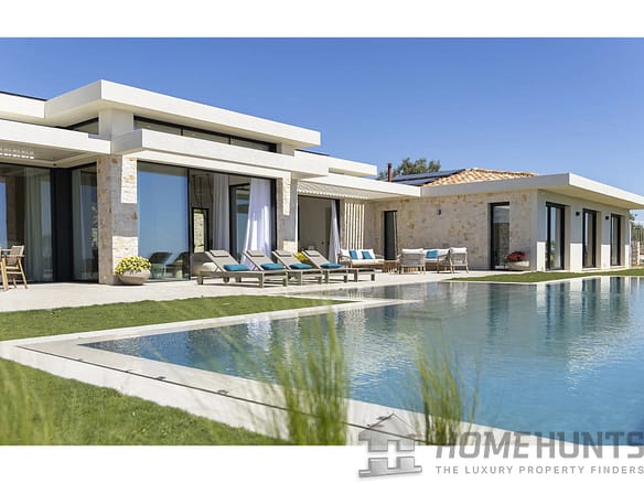 7 Bedroom Villa/House in Roquefort Les Pins 3