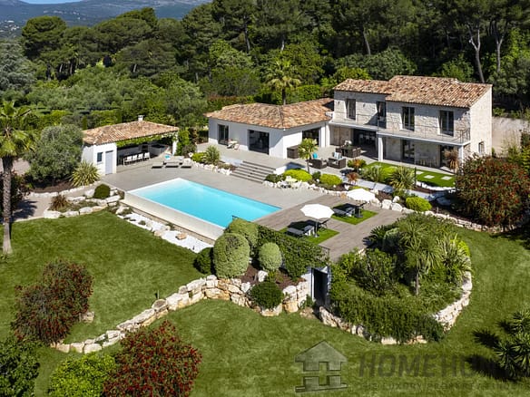 4 Bedroom Villa/House in Roquefort Les Pins 22