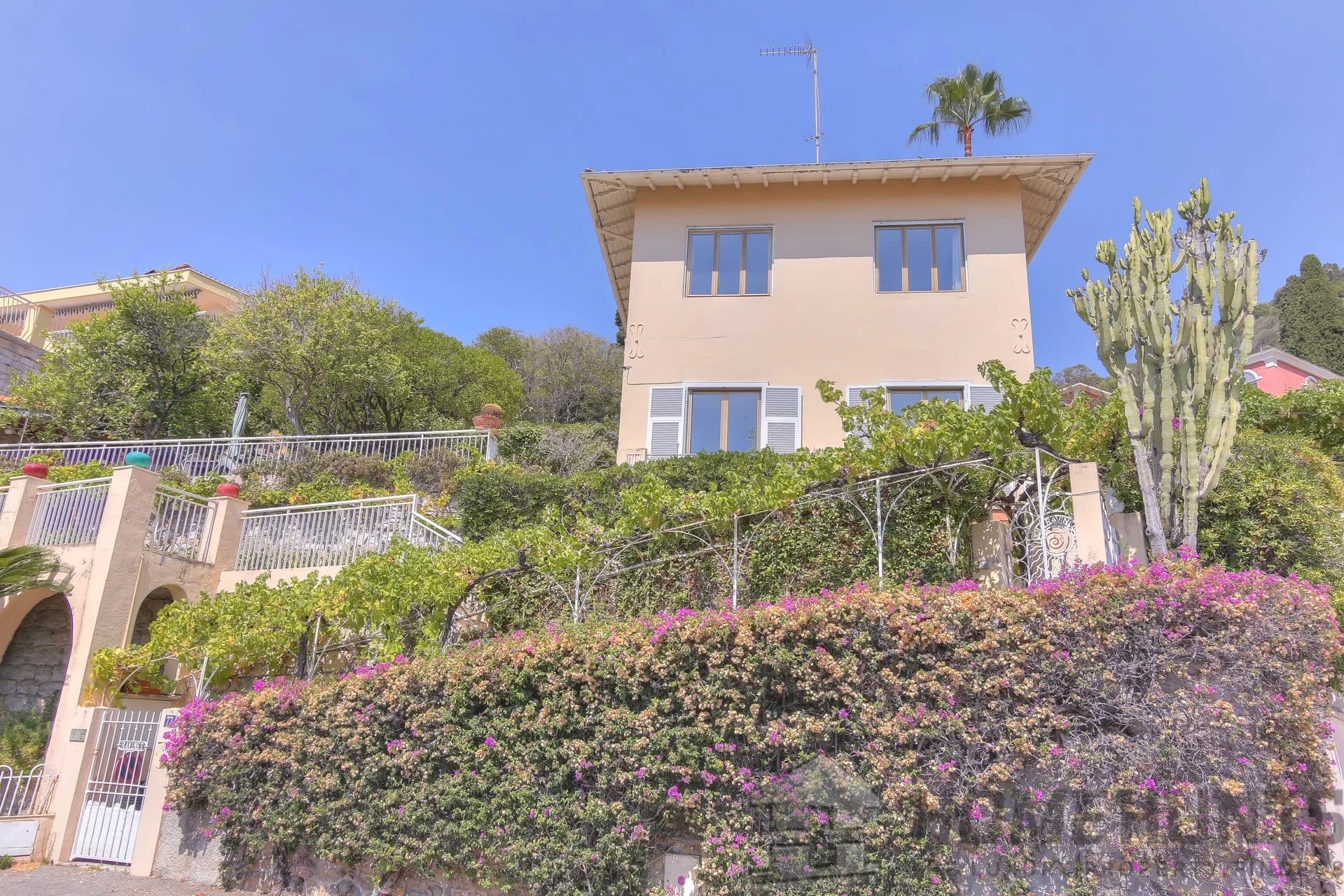 Villa/House For Sale in Menton 11