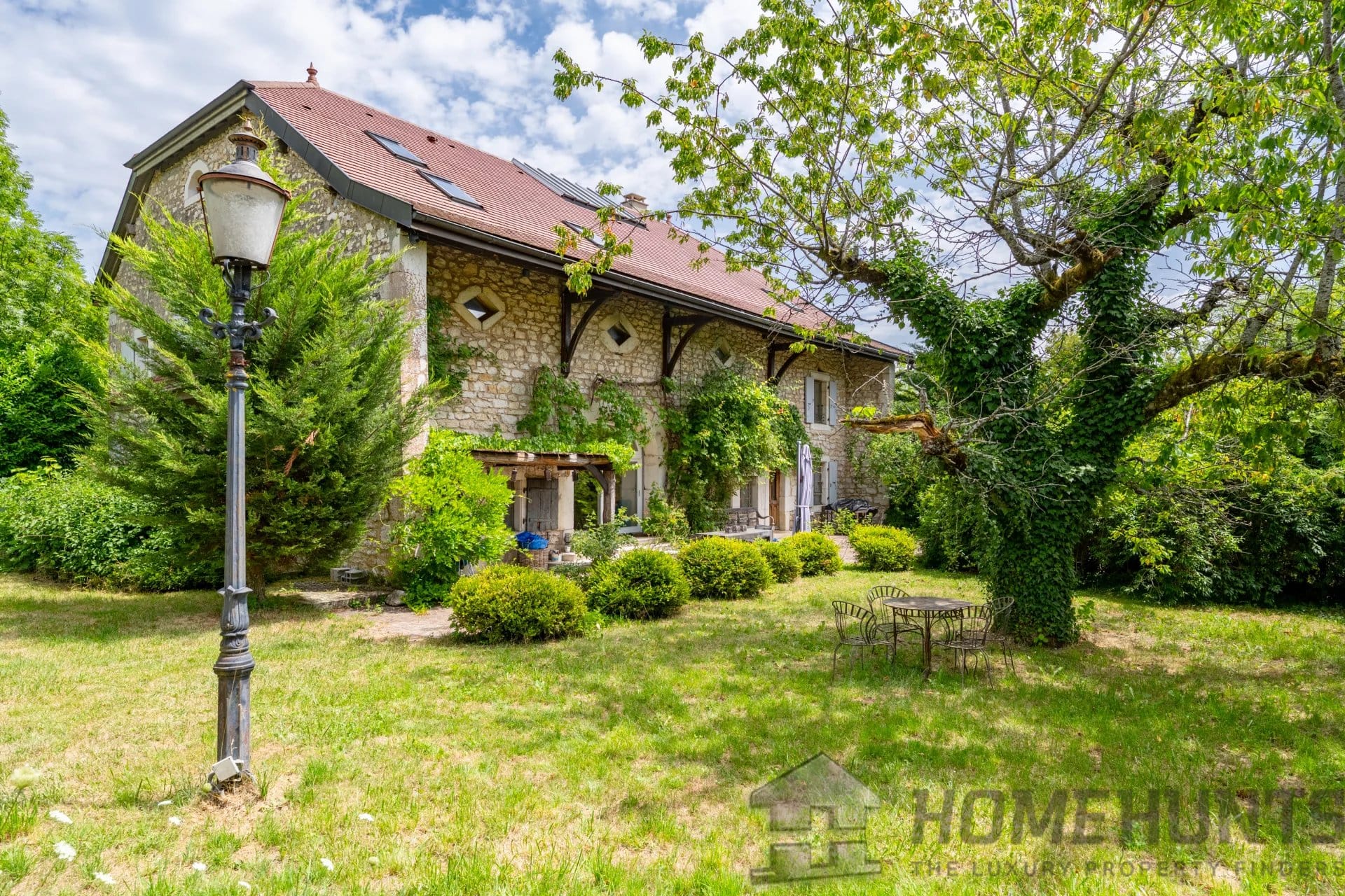 Villa/House For Sale in Chevry 9
