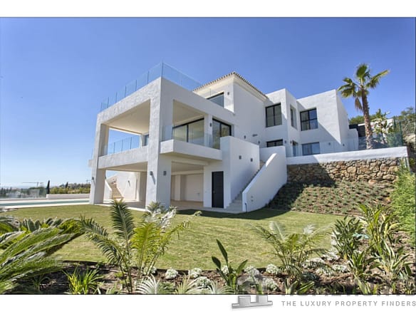 Villa/House For Sale in El Paraiso 11