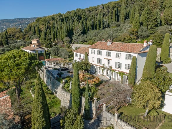 Villa/House For Sale in Grasse 11