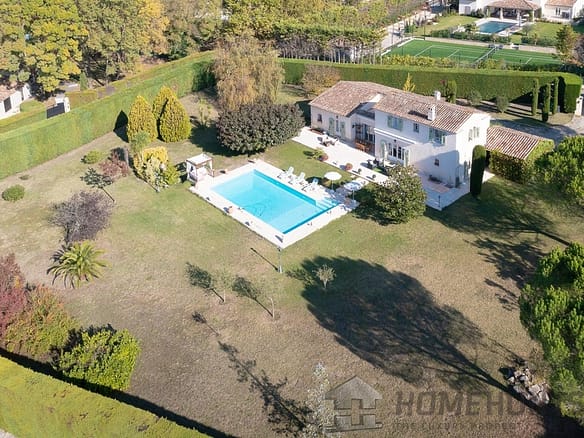 Villa/House For Sale in Chateauneuf Grasse 11