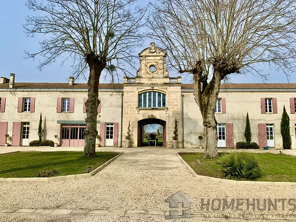 Castle/Estates For Sale in Montpouillan 13