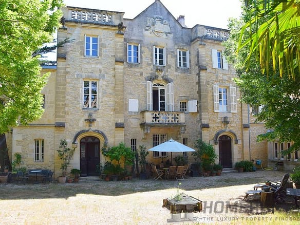 Castle/Estates For Sale in Cabrieres 15