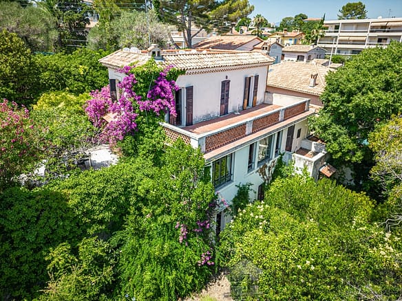 Villa/House For Sale in Antibes 11