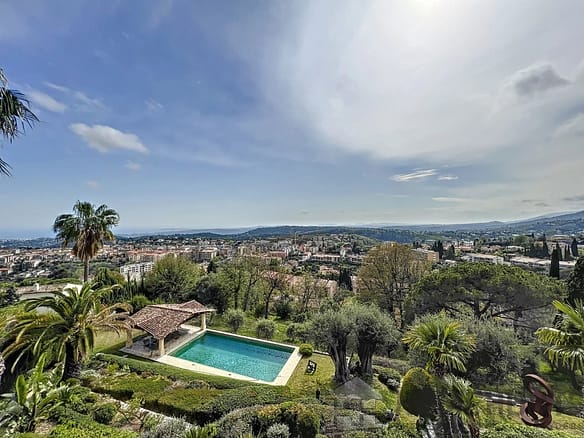 Villa/House For Sale in Vence 13