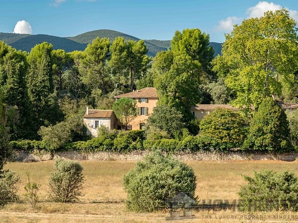 Villa/House For Sale in Vaugines 10