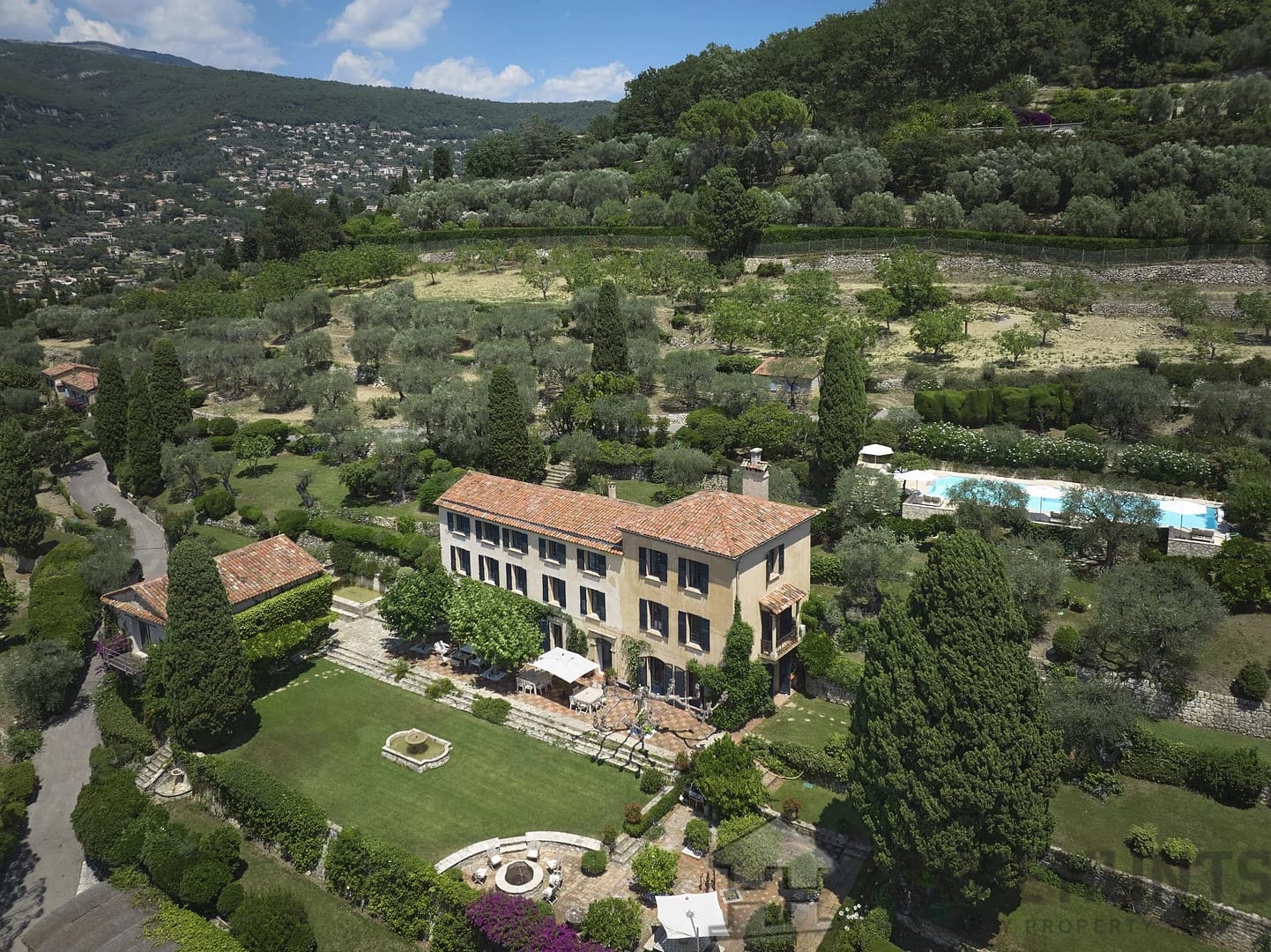 Villa/House For Sale in Grasse 12