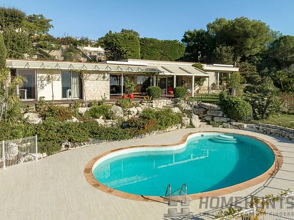 Villa/House For Sale in Chateauneuf Grasse 14