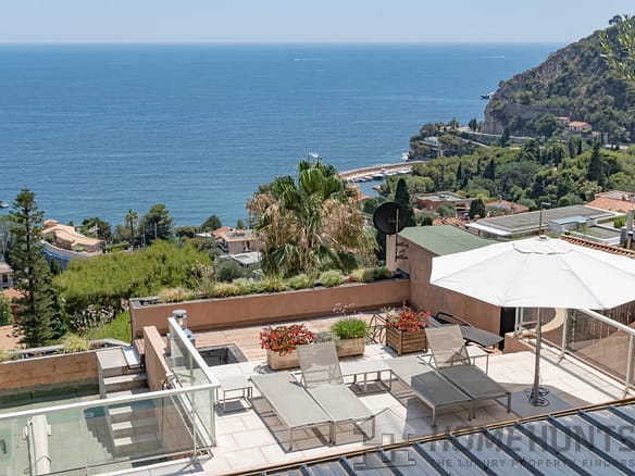 4 Bedroom Villa/House in Eze 32