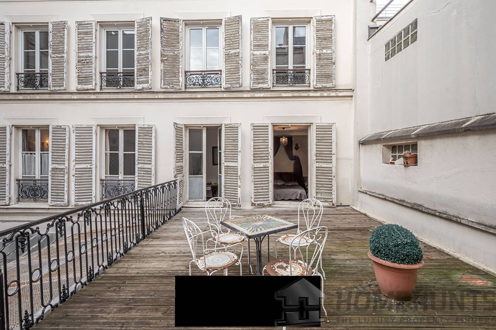 2 Bedroom Apartment in Paris 9th (Haussmann - Martyrs) 3