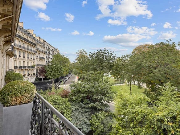 2 Bedroom Apartment in Paris 16th (Trocadéro – Etoile – Passy) 2