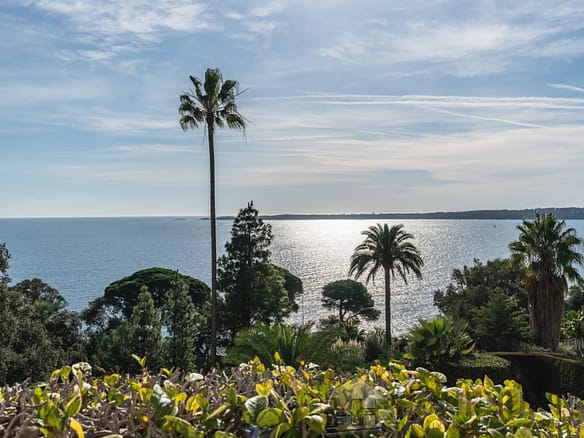 4 Bedroom Apartment in Cannes 56
