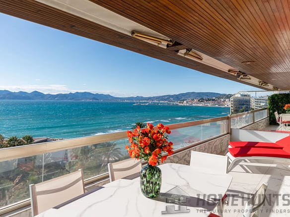 2 Bedroom Apartment in Cannes 32