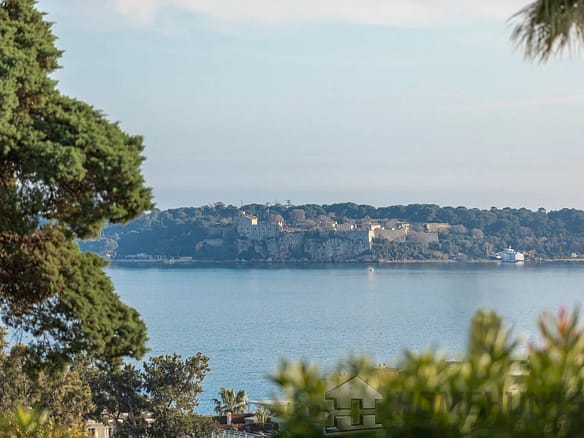 3 Bedroom Apartment in Cannes 2