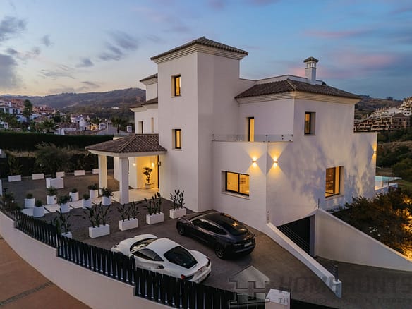 Villa/House For Sale in Elviria 8
