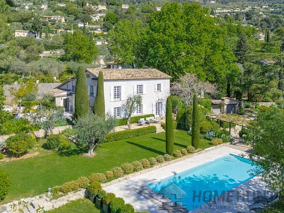 6 Bedroom Villa/House in Speracedes 8