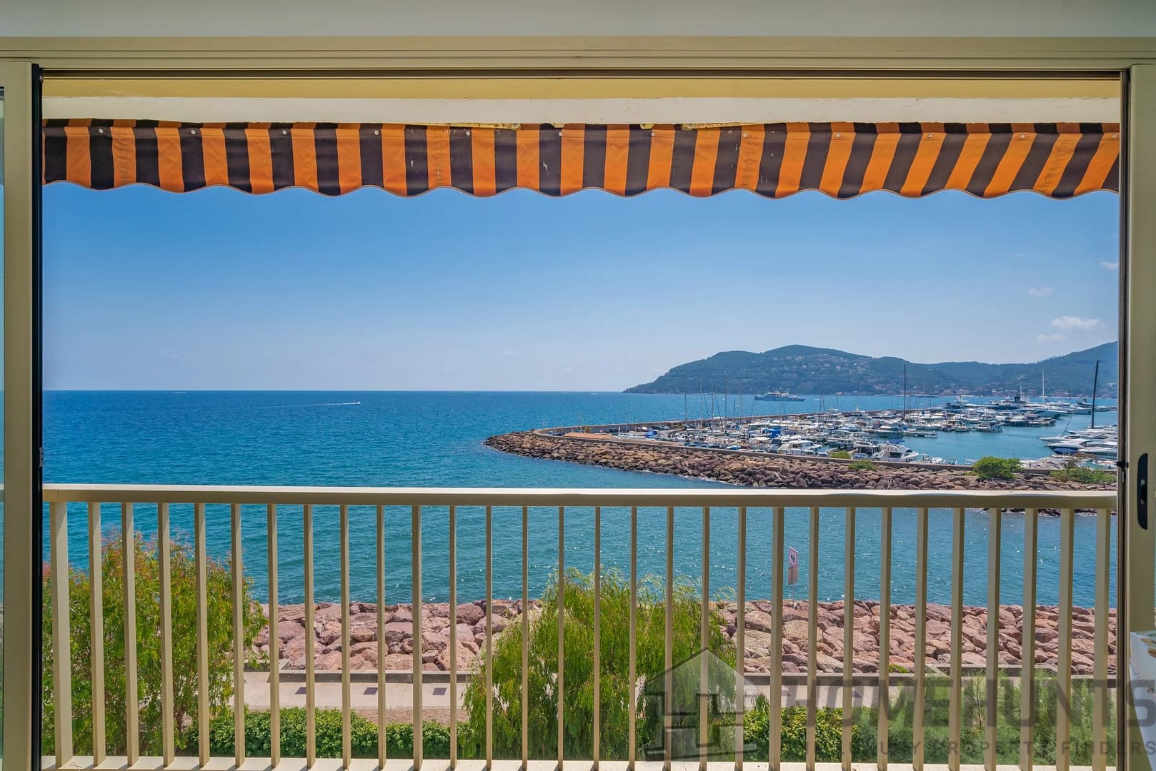 2 Bedroom Apartment in Mandelieu La Napoule 10
