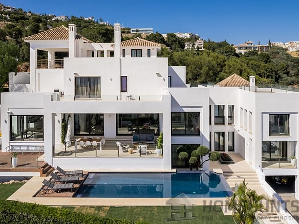 Villa/House For Sale in Altos De Los Monteros 13