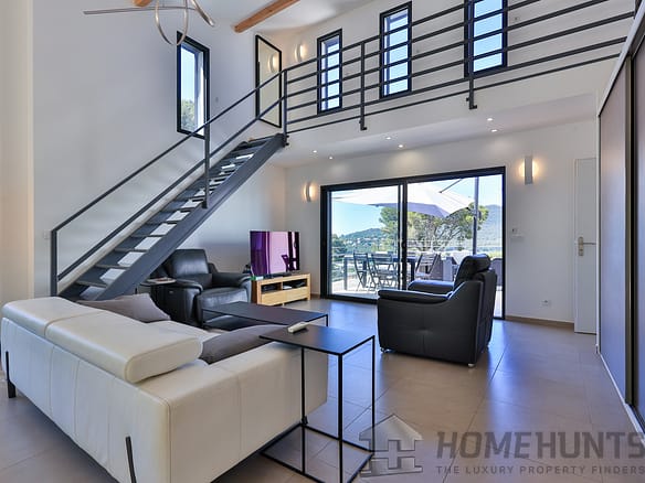 Villa/House For Sale in Carqueiranne 13