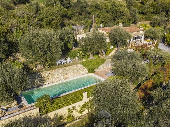 Villa/House For Sale in Chateauneuf Grasse 11