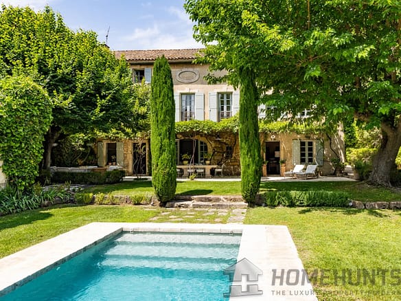 6 Bedroom Villa/House in Paradou 2