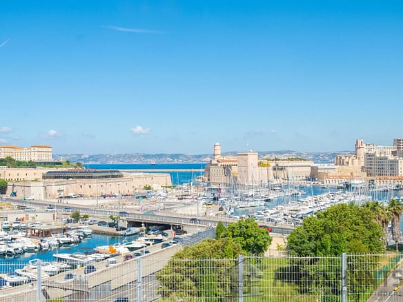 2 Bedroom Apartment in Marseille 7