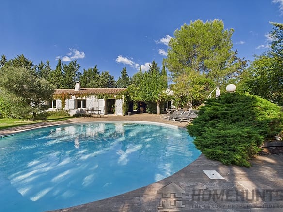 Villa/House For Sale in Jouques 2