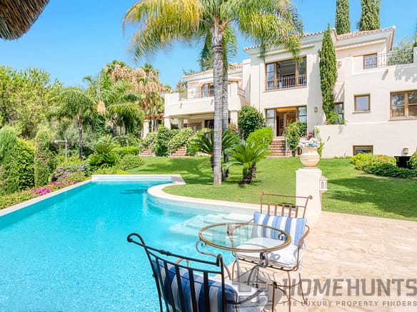 Villa/House For Sale in The Golden Mile 6