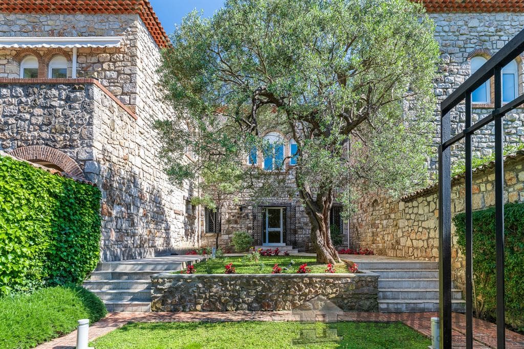2 Bedroom Apartment in Roquebrune Cap Martin 3