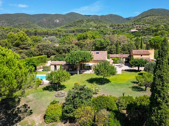 7 Bedroom Villa/House in Vaugines 7