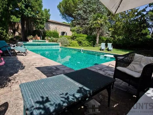 10 Bedroom Villa/House in Bagnols En Foret 24