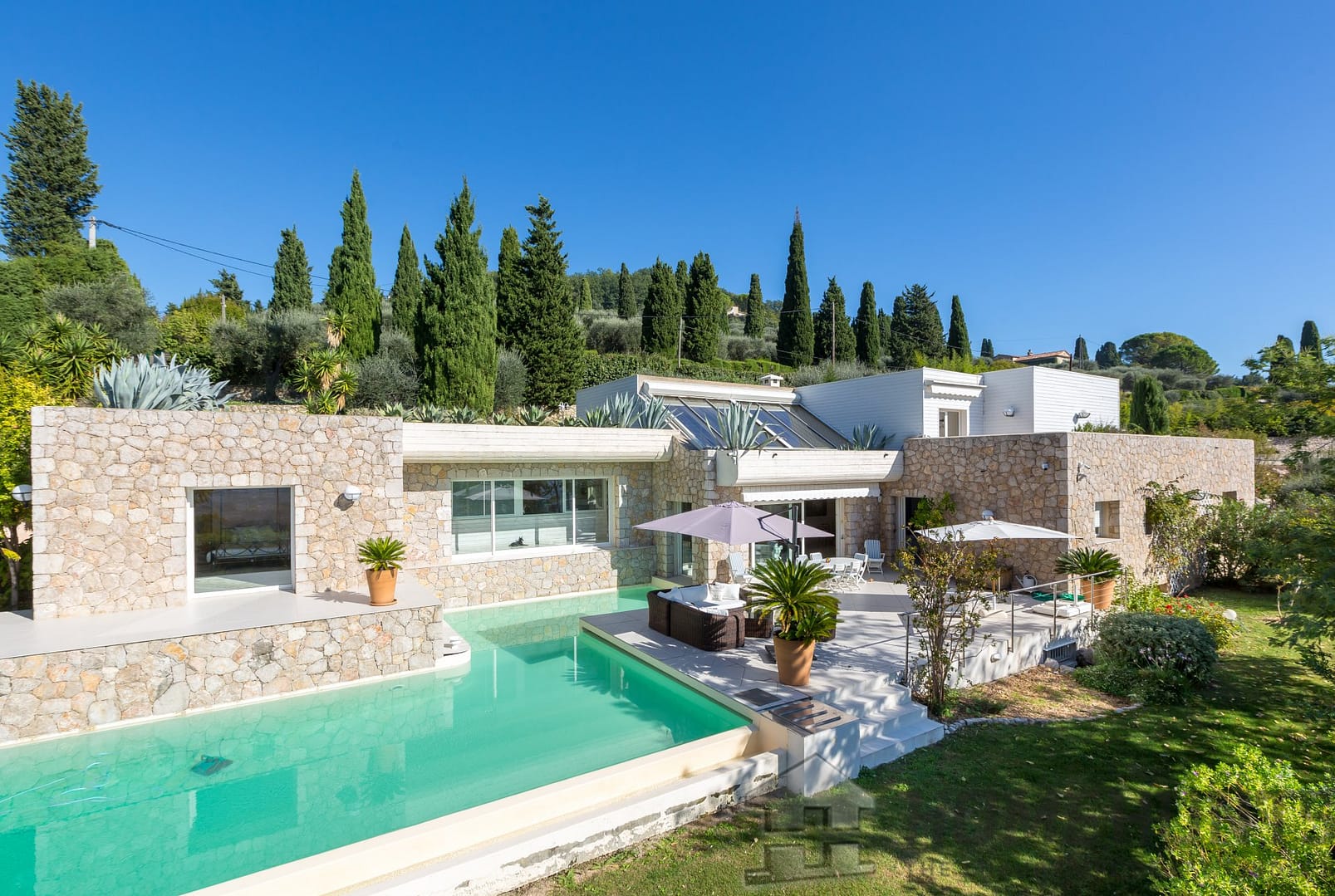 4 Bedroom Villa/House in Grasse 5